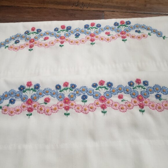 Pair Vintage Hand Made Pillow Case Set Floral Stitched  21" x 31" - Picture 5 of 8